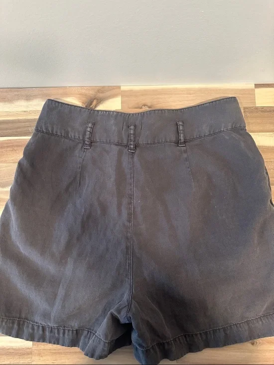 Faherty Women's High-Waist Pleated Shorts in Charcoal Gray - Picture 2 of 4